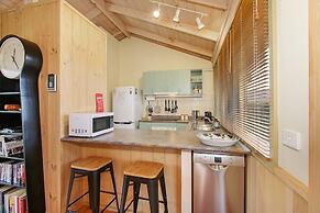 R & R in Bright - Short walk to town