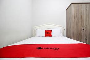 RedDoorz Plus near STIE YKPN