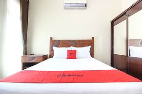 RedDoorz Plus near STIE YKPN