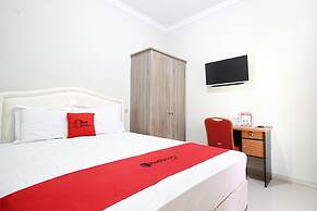 RedDoorz Plus near STIE YKPN