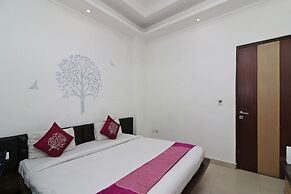 OYO 8349 Hotel Crown Palace