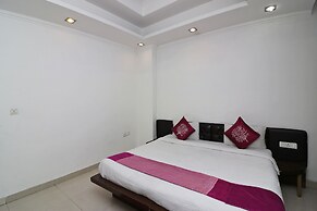 OYO 8349 Hotel Crown Palace