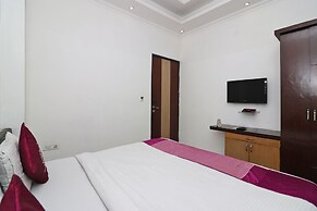 OYO 8349 Hotel Crown Palace