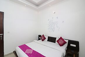 OYO 8349 Hotel Crown Palace