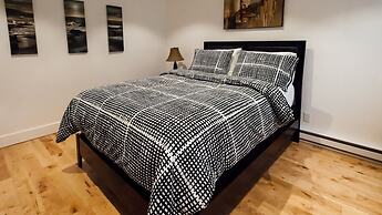 Newly Renovated Carriage House