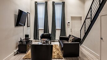 Newly Renovated Carriage House