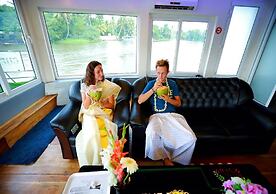 Mass Holidays Houseboat