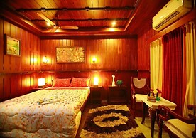 Mass Holidays Houseboat