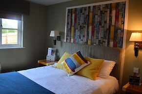 The Narrowboat At Weedon