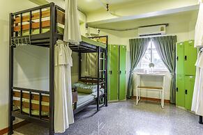 OYO 928 Leaf Hostel