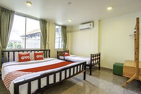 OYO 928 Leaf Hostel