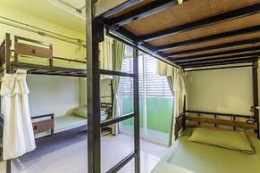 OYO 928 Leaf Hostel