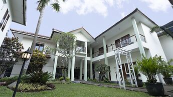 Aleyra Hotel and Villa Garut