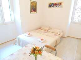 Apartments and Rooms Djanovic