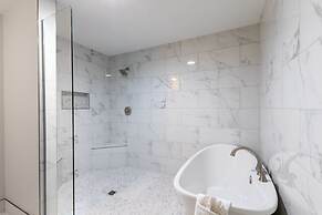 Lighthouse Condos by Hosteeva