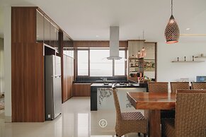 Magenta Hill View 6BR Villa with a Private Pool