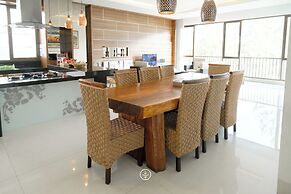 Magenta Hill View 6BR Villa with a Private Pool