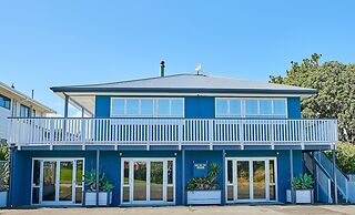 The Queenslander Raglan