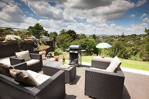 The Queenslander Raglan