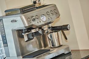 The Queenslander Raglan