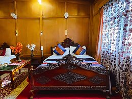 Gemini Group Of Houseboats