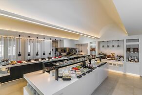 Costa Grand Resort & Spa