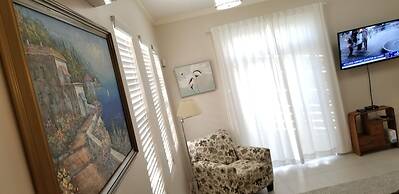 New Kingston Guest Apartment at Eight