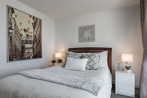 QuickStay - Premium 2-Bedroom with CN Tower & Lake Views