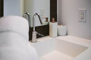 QuickStay - Premium 2-Bedroom with CN Tower & Lake Views