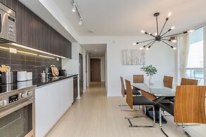 QuickStay - Premium 2-Bedroom with CN Tower & Lake Views