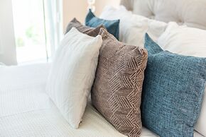 QuickStay - Premium 2-Bedroom with CN Tower & Lake Views