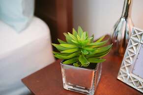 QuickStay - Premium 2-Bedroom with CN Tower & Lake Views