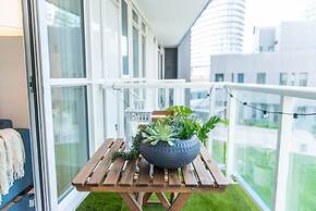 QuickStay - Premium 2-Bedroom with CN Tower & Lake Views