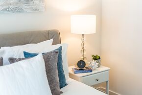 QuickStay - Premium 2-Bedroom with CN Tower & Lake Views