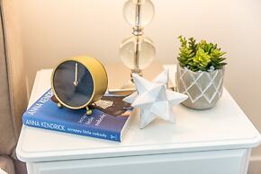 QuickStay - Premium 2-Bedroom with CN Tower & Lake Views