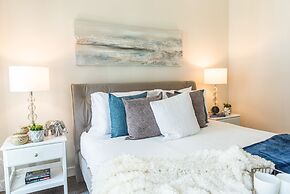 QuickStay - Premium 2-Bedroom with CN Tower & Lake Views