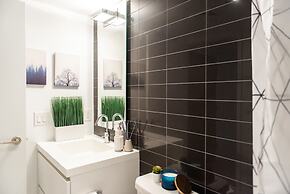 QuickStay - Premium 2-Bedroom with CN Tower & Lake Views