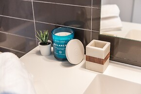 QuickStay - Premium 2-Bedroom with CN Tower & Lake Views