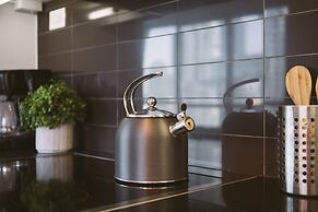 QuickStay - Premium 2-Bedroom with CN Tower & Lake Views