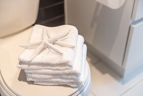 QuickStay - Premium 2-Bedroom with CN Tower & Lake Views