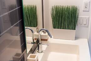 QuickStay - Premium 2-Bedroom with CN Tower & Lake Views