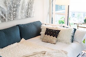 QuickStay - Premium 2-Bedroom with CN Tower & Lake Views