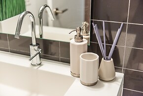 QuickStay - Premium 2-Bedroom with CN Tower & Lake Views