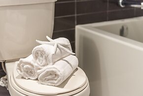 QuickStay - Premium 2-Bedroom with CN Tower & Lake Views