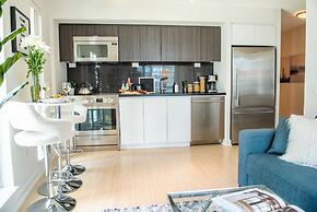 QuickStay - Premium 2-Bedroom with CN Tower & Lake Views