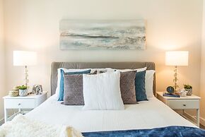 QuickStay - Premium 2-Bedroom with CN Tower & Lake Views