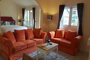 Palazzo Pavone Gallery & Resort