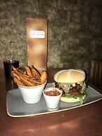 Lil's Bar and Bistro