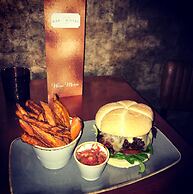 Lil's Bar and Bistro