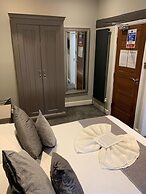 Lil's Bar and Bistro